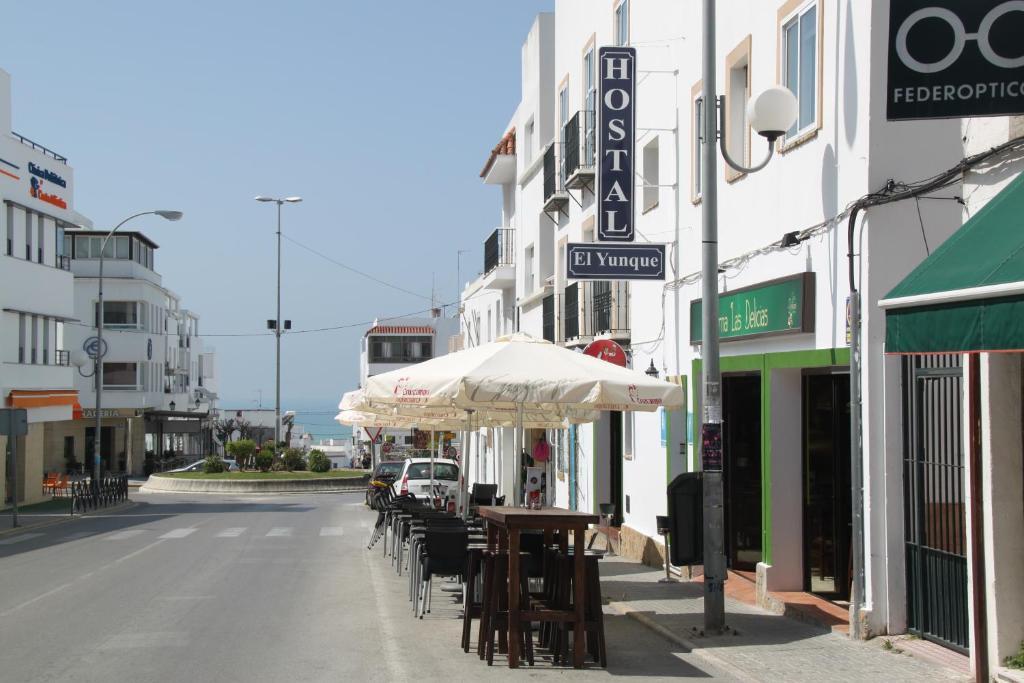 קוניל דה לה פרונטרה Hostal El Yunque מראה חיצוני תמונה